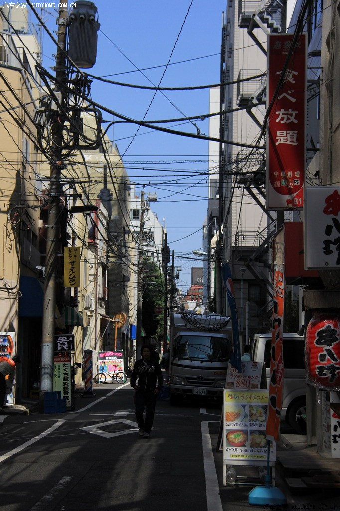 东京街头典型的小巷,电线乱七八糟,这种典型脏乱差现象经常招致团员