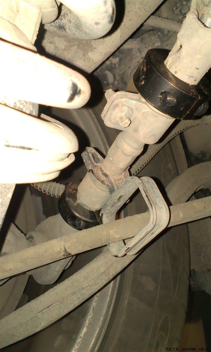 郑州首辆c5加装后轮前束拉杆紧固件