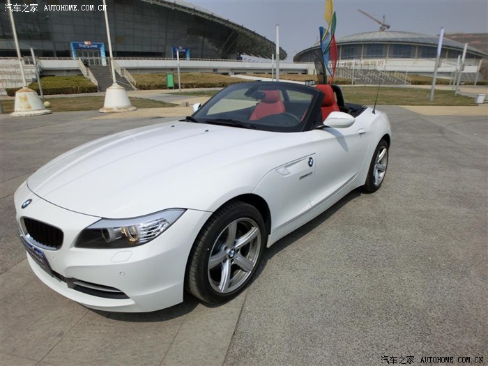 90后小mm提白色新款宝马z4 2.0上作业咯!