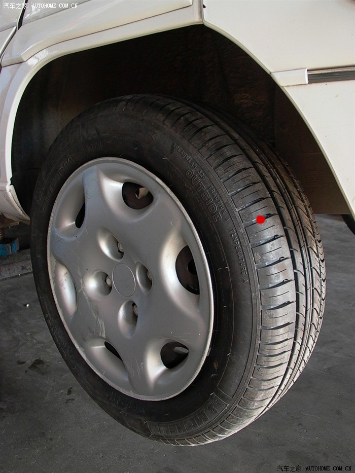 小悦的轮胎被玻璃扎了.