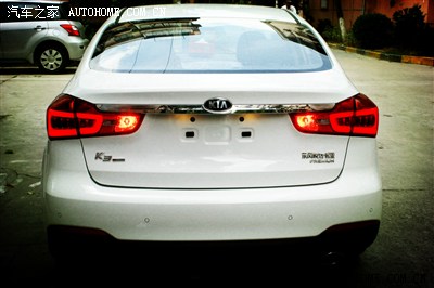 正后方led的示宽灯漂亮啊,觉得起亚还是蛮厚道的双倒车灯和双后雾灯