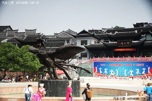 凤凰广场,广场中央一只凤凰雕塑成腾飞之势!