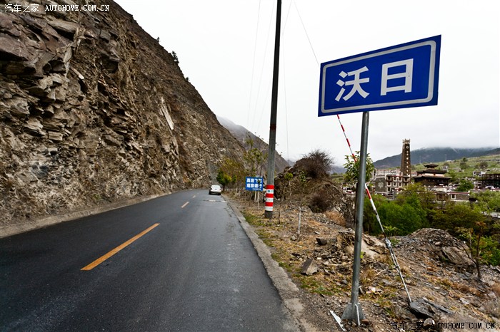 &nbsp;&nbsp;&nbsp; ( )沃日官寨  沃日官寨城位于小金县沃日乡,楼临