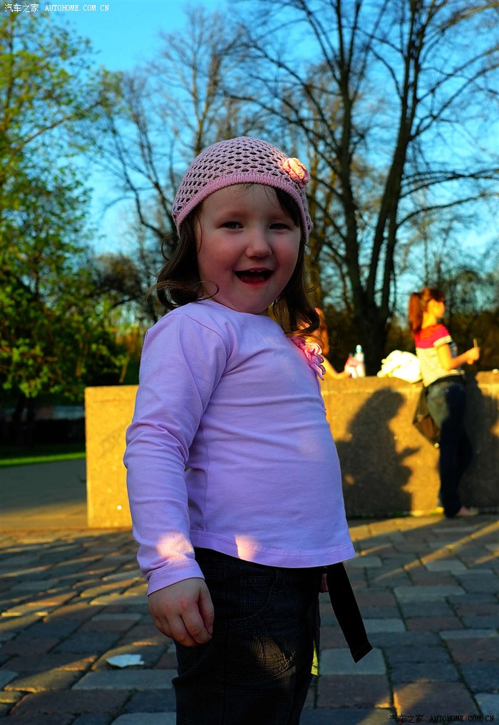 围观表演的立陶宛小女孩,乐感极强,随着音乐的节拍手舞足蹈.