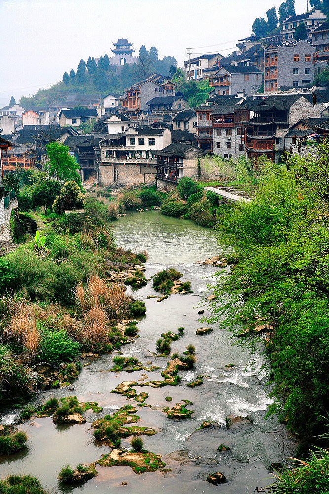 风光挂在瀑布上的千年古镇芙蓉镇