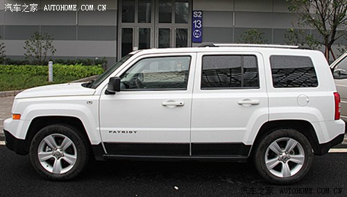 白色jeep自由客九成新