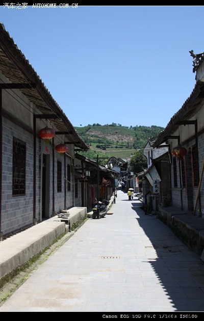 这是燕翔洞所在的熨斗镇的古镇一条街.