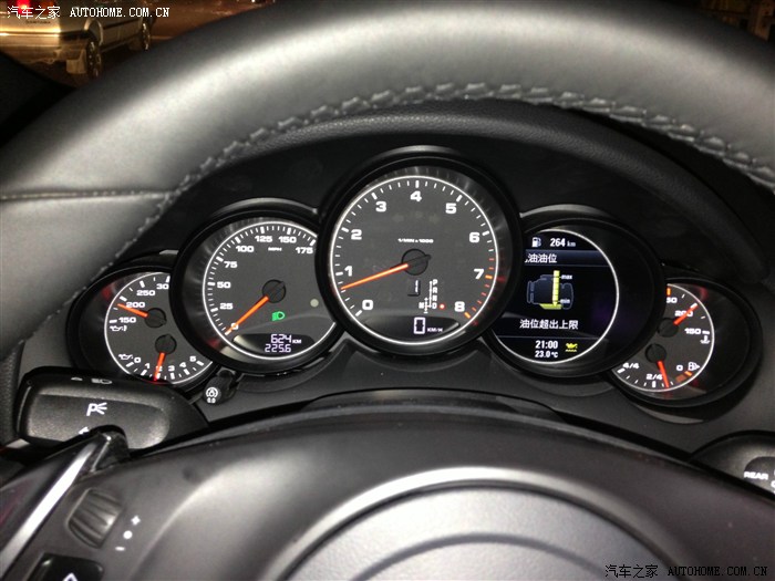 1/请朋友们注意观察仪表盘左下方的机油量表,显示刻度为"2"左右.