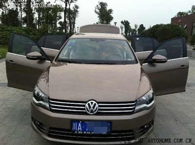 国际惯例大棚展翅,前门开口明显比后门开口大一些.