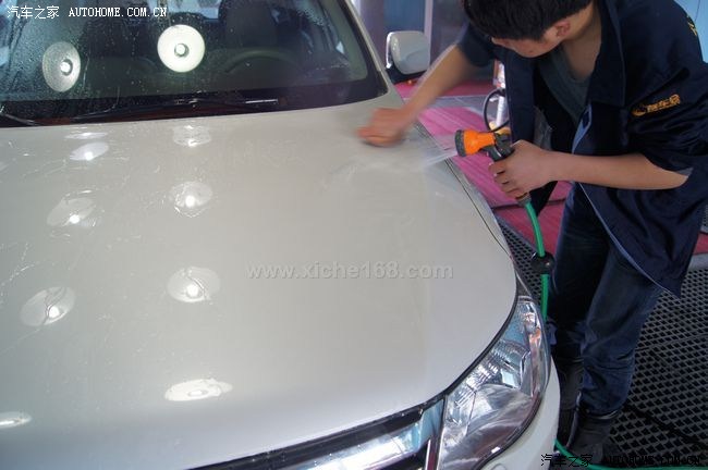 靓车会嘉兴店斯巴鲁森林人白金镀膜玻璃滑水镀膜施工作业