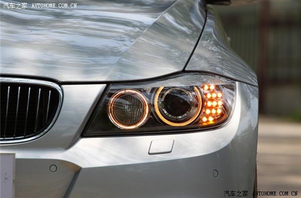 宝马的车灯令我着迷死了改一对这样的灯要多少钱