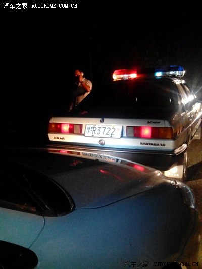 小周说,30分钟后110警车抵达现场,他和朋友才敢走下轿车.110民警.