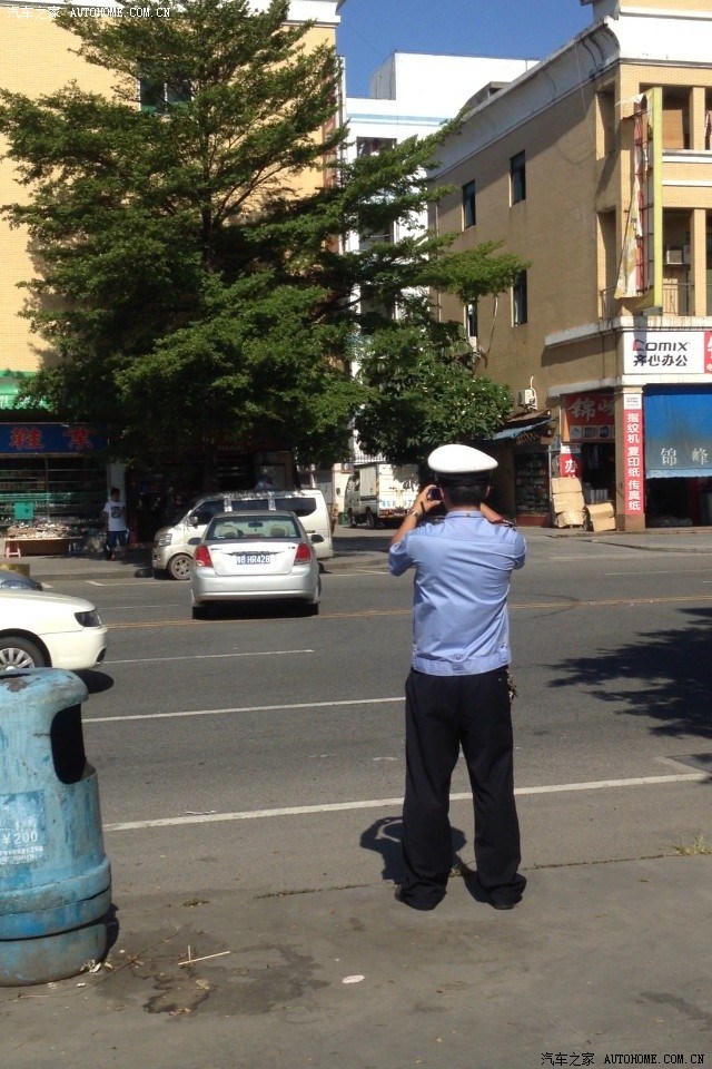 东莞市交警钓鱼执法在偷拍违规车辆