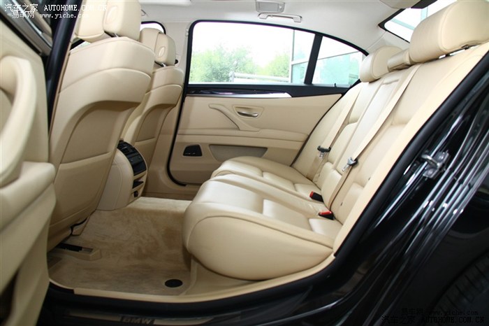 6188 | 回复: 11 克莱斯勒300c论坛 300c后排空间较小原因探秘及改装