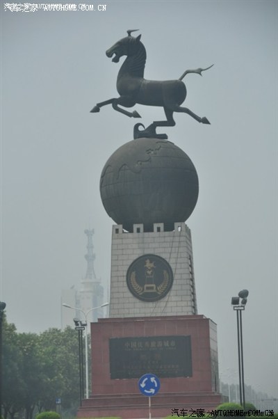 鹤壁,欢迎你。鹤壁标志性建筑。立马滚蛋