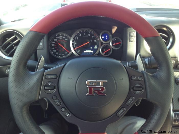 从2楼看方向盘是红内,但是从4楼的图片看又不是红内.