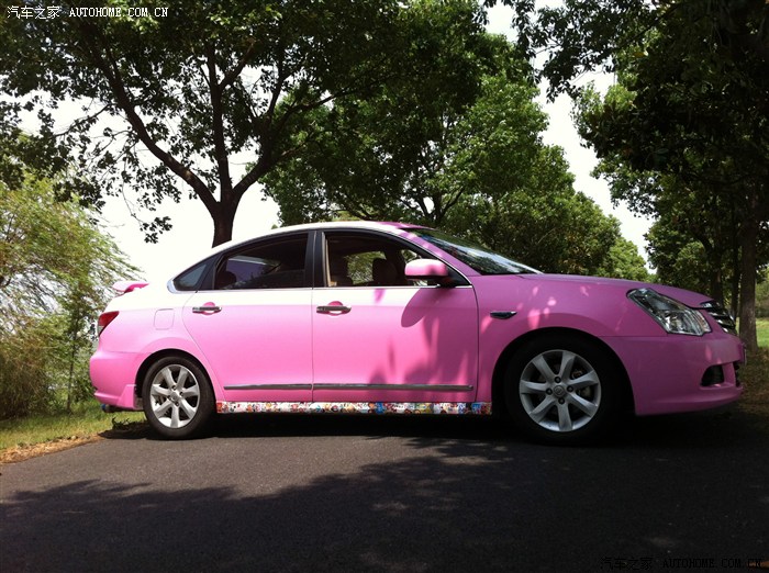 日产轩逸骚粉色