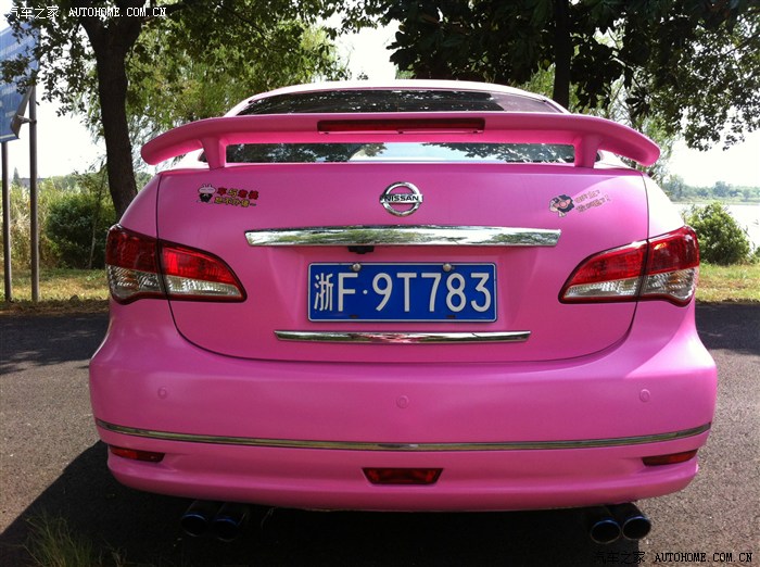 日产轩逸骚粉色