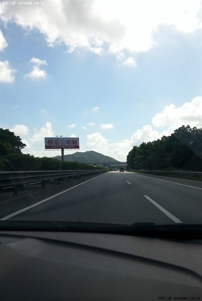 奔驰在高速路,手机拍,有点模糊,顺便说一,广东天气多变,转眼间可能就