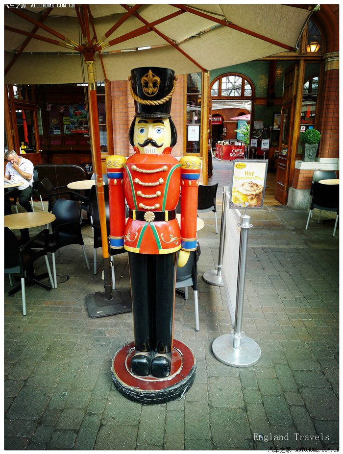 来到温莎城堡.旁边店前型士兵玩偶,让我想锡兵故事.