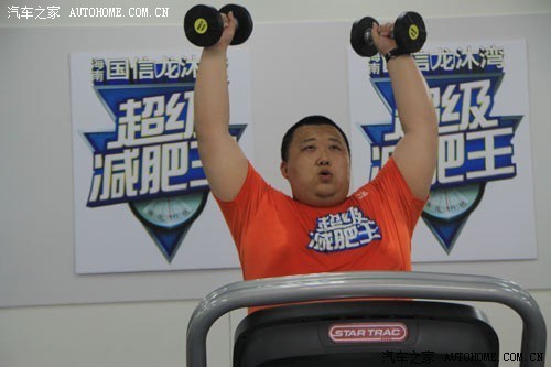 他叫贾魁博,选手中最胖,400多斤,值得敬佩的一个小伙子,为了家人,经过