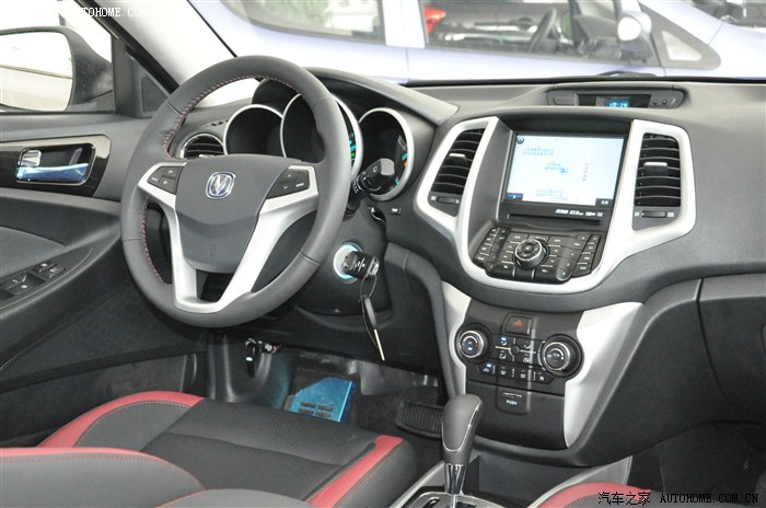 内饰相当不错,给了我要是试了下,整体的质感有大的提升,方向盘手感好