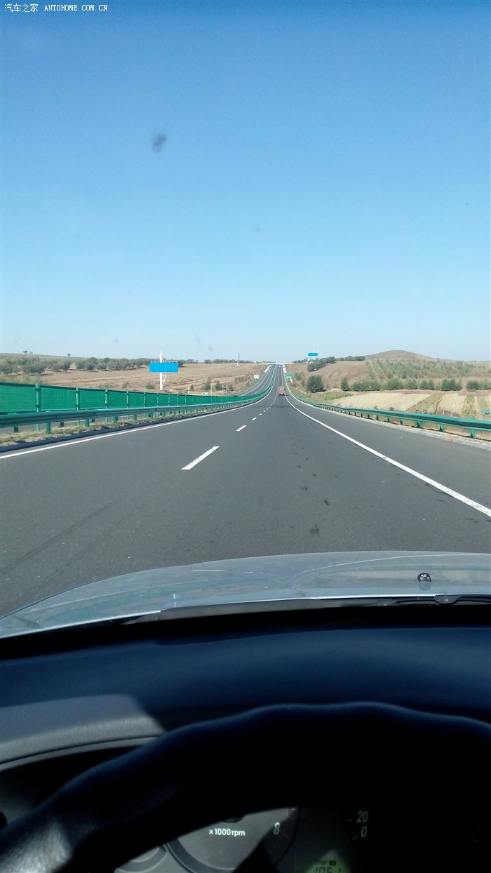 丹锡高速,路况很好,高低起伏较大,最高限速100km/h