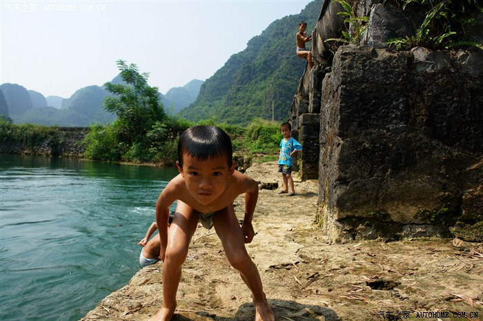 农村戏水的村童图片