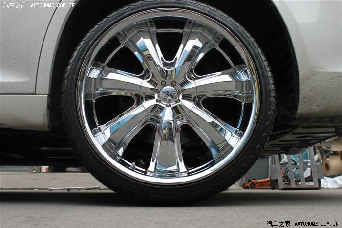 【独家发布】克莱斯勒300c 22寸电镀vip轮毂改装作业 海图!