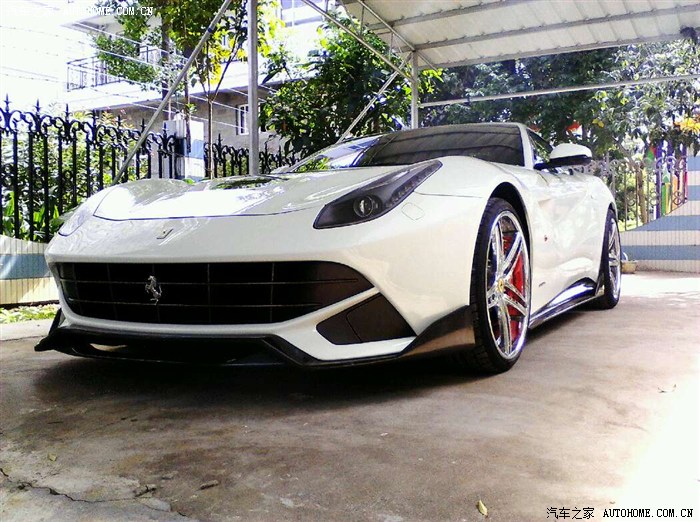 求白色法拉利f12图