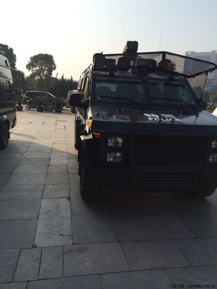 义乌特警装甲车嗨啊