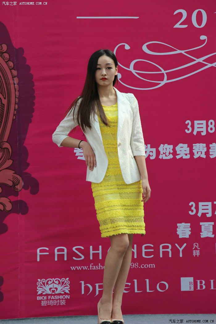 38节太华路万达广场美女走秀大家饱眼福了哦