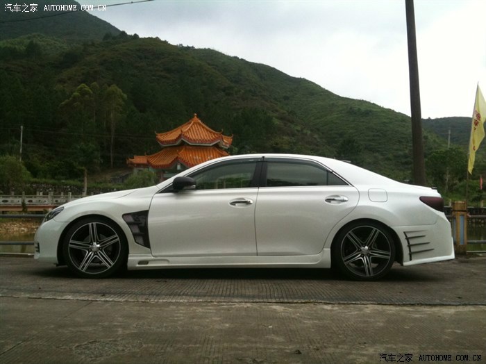 出一对锐志改装侧裙白色