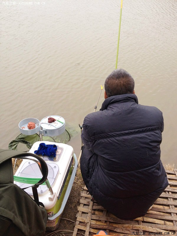 休闲一下开着车钓着鱼