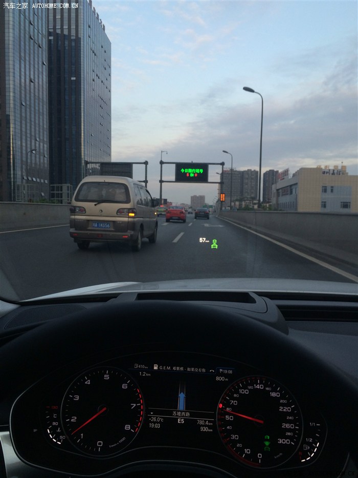 奥迪a72014款抬头显示系统acc自适应巡航功能效果演示