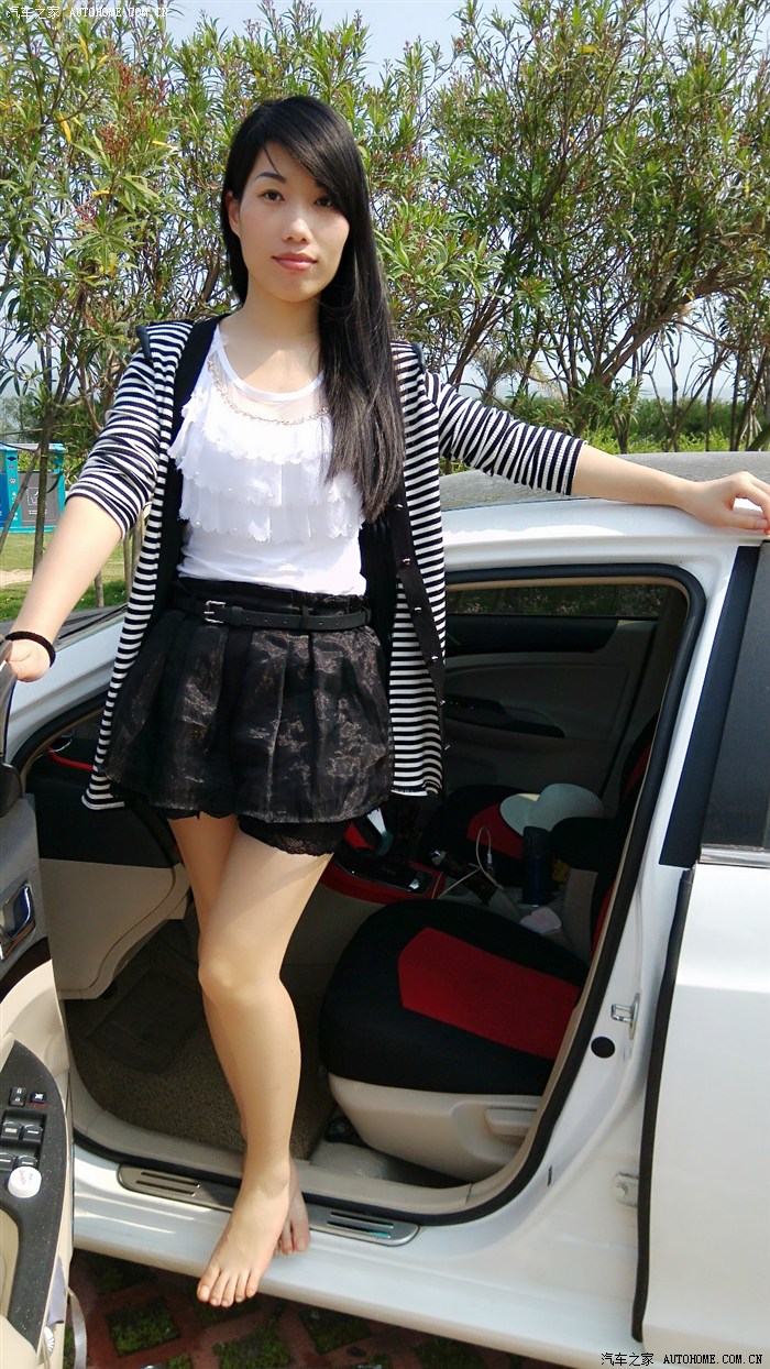 80后古典小清新媳妇当车模