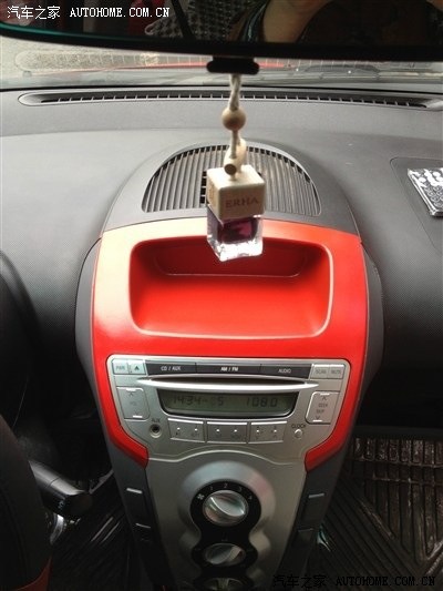 这个好像是旧款,无可调角度的空调出风口,只有