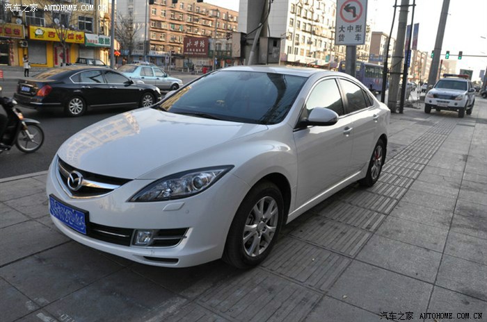 白色睿翼新车贴膜作业