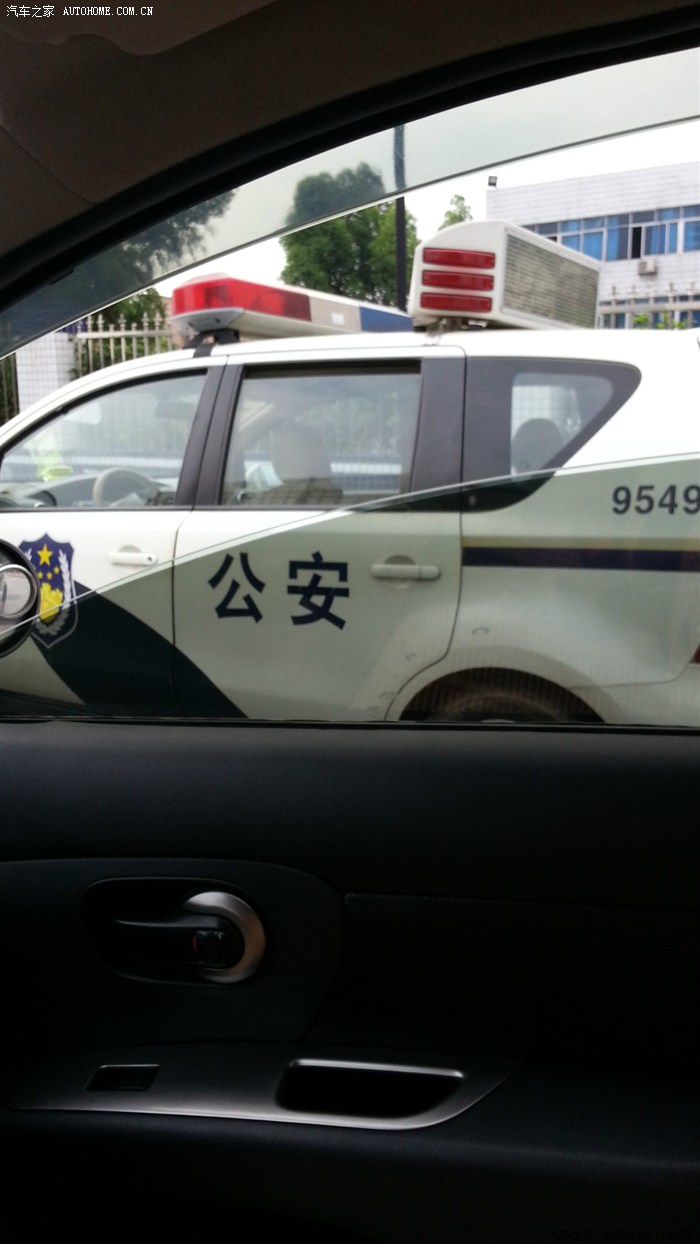 街拍骊威警车