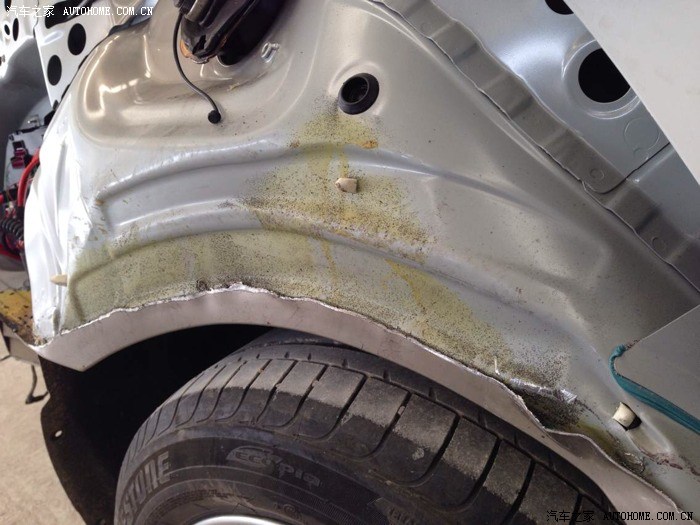 关于车右后翼子板被撞,决定了还是换,大家来看看割掉后的图