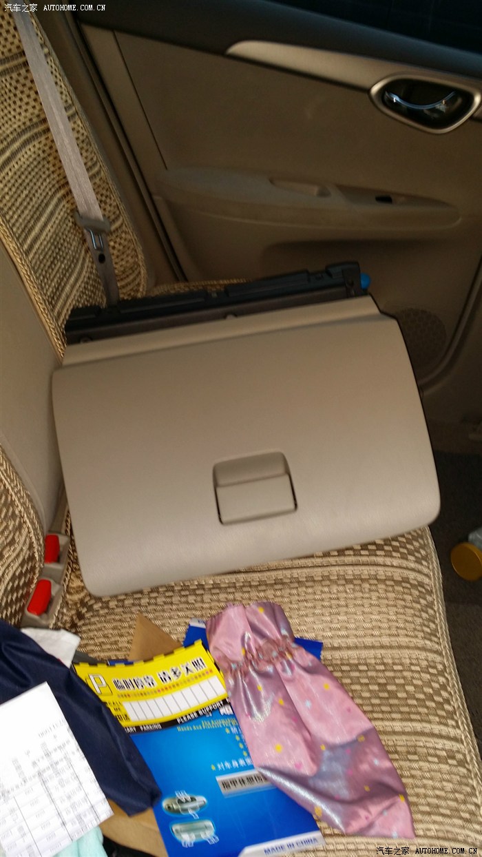 卸下手套箱后就能看到鼓风机了