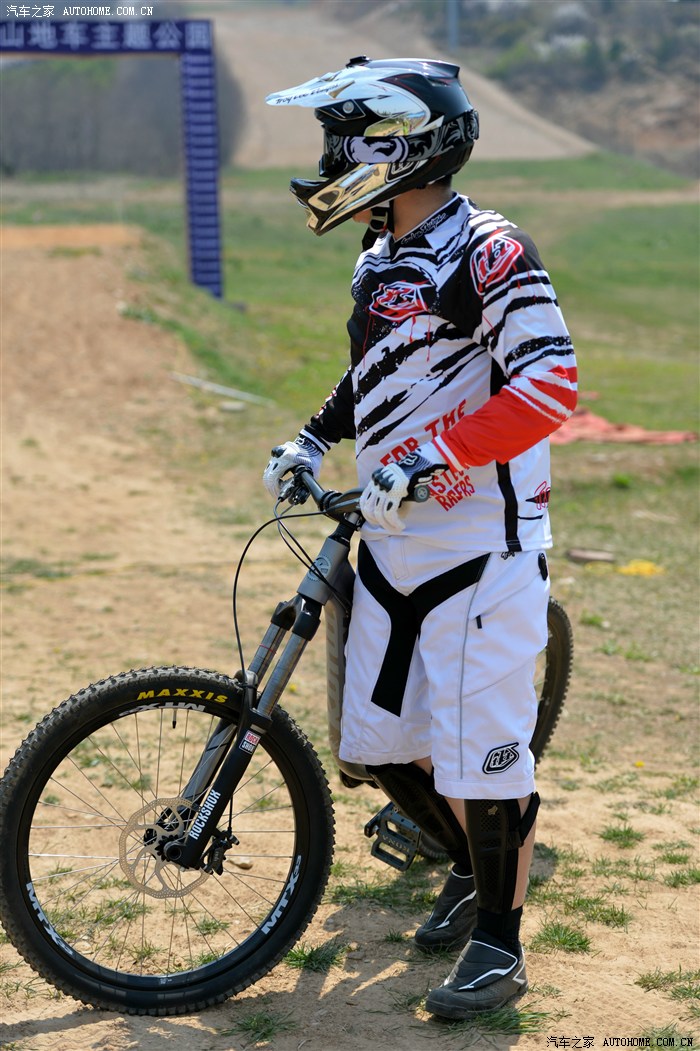 23点59分59秒原创我的kona速降及fr自行车