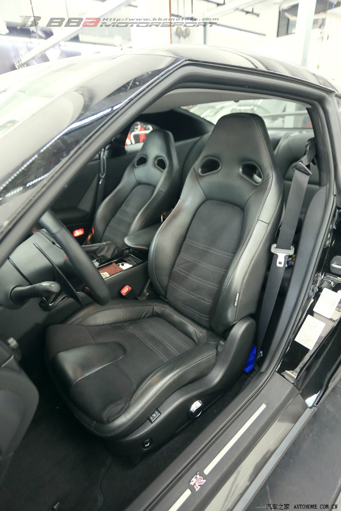 原厂的gtr座椅看上去是很笨重的,而cobra座椅却相反,做到了轻量化!