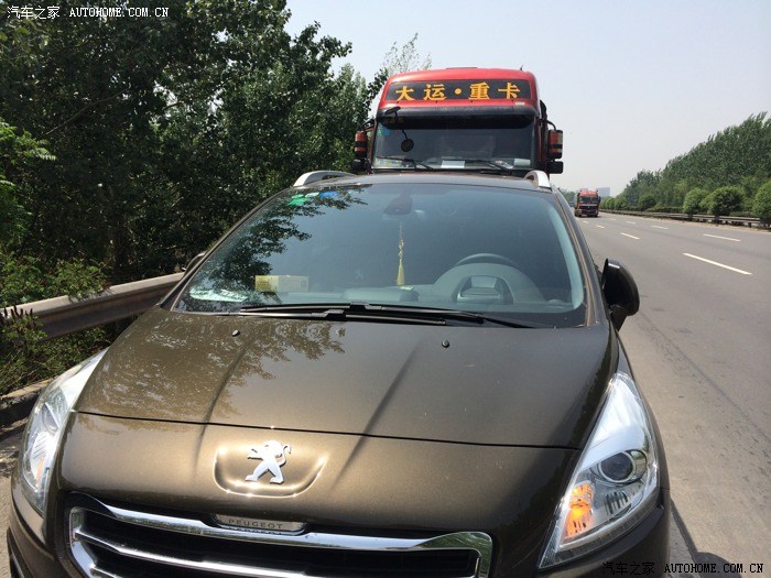 【图】玻璃高速中被飞来的炭块砸裂_标致3008论坛_汽车之家论坛