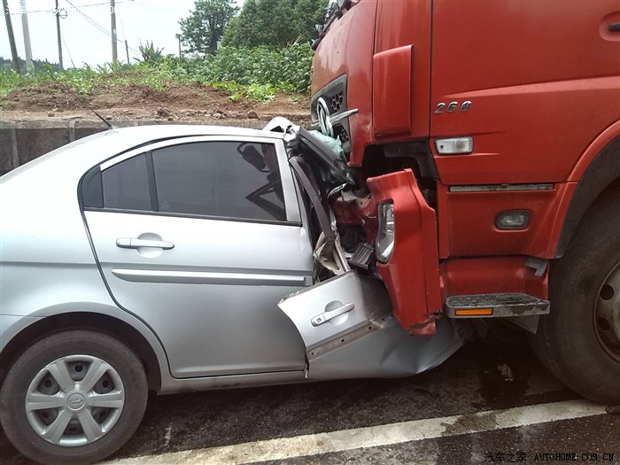 小车逆行撞大车司机当场死亡现场很惨高清无码大图