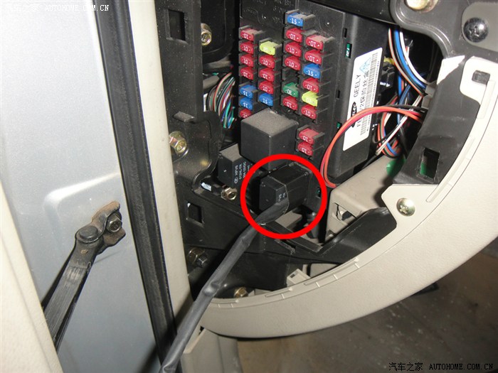 继电器在这个部位,从这个部位看,引线的那只脚从上往下数第二只脚.