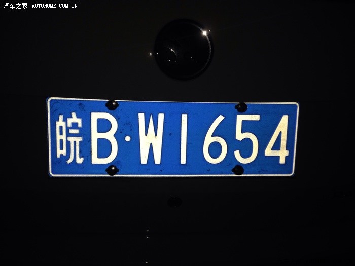 晒晒我和我姐的车牌啊,是不是很像啊,晚上拍的不给力