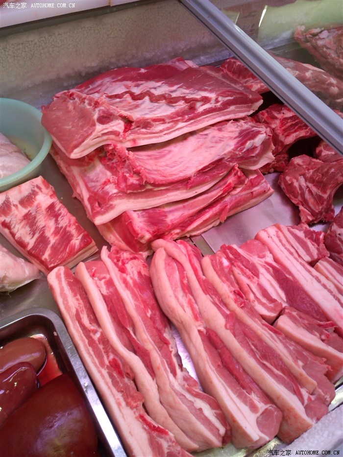 首先买肉,一大早就去了菜市场,割了一块五花肉.