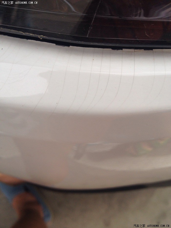 刚满一年的大科左前大灯下面的车漆有裂纹?