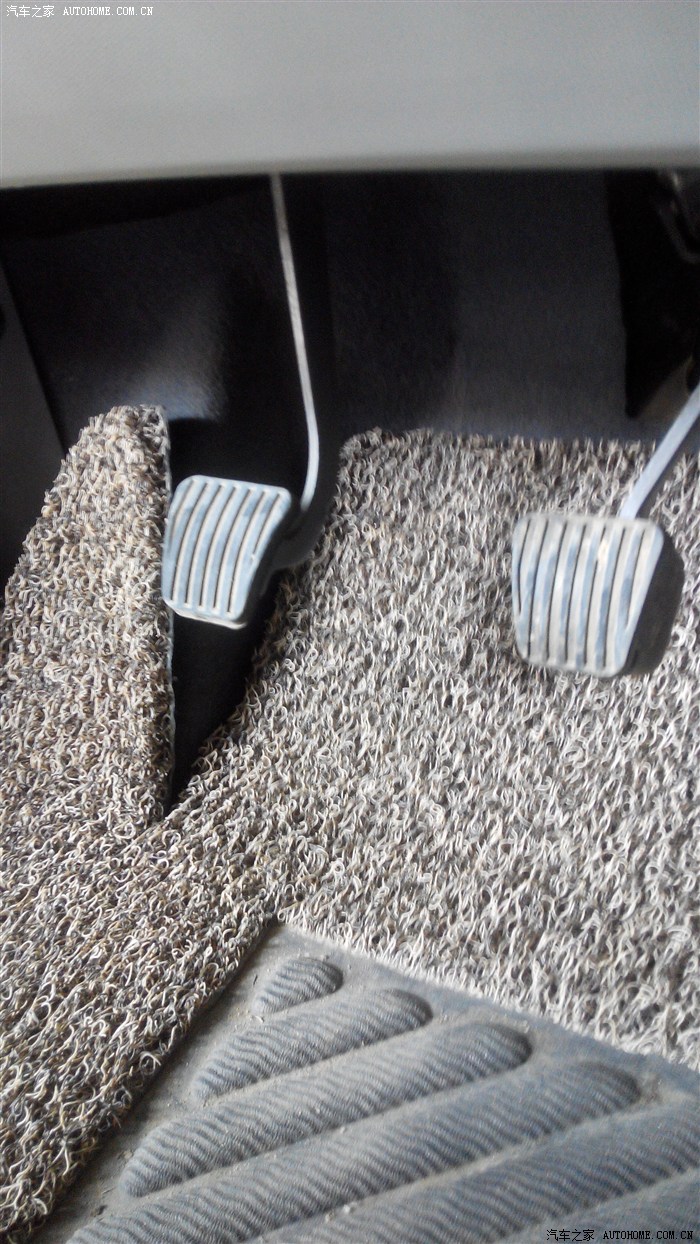 赛欧离合器踏板比刹车踏板高很多正常吗